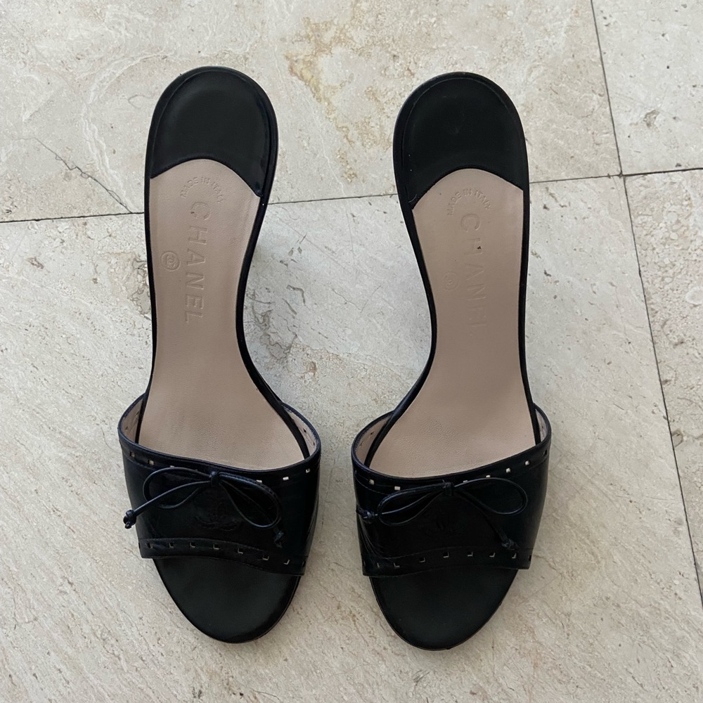 CHANEL Black Heels Classic Elegance